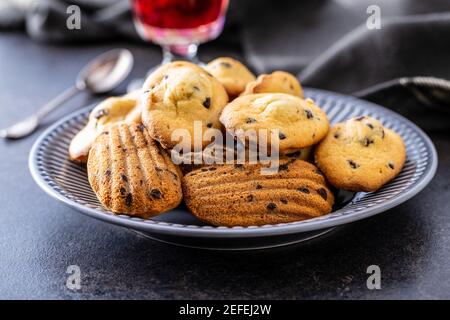 Madeleine al cioccolato. Dolci francesi tradizionali sul piatto. Foto Stock