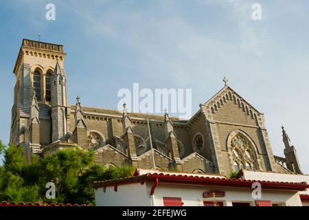 Vista ad angolo basso di una cattedrale, Eglise Sainte Eugenie, Biarritz, Francia Foto Stock