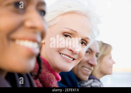 Ritratto di una donna anziana sorridente con i suoi amici Foto Stock