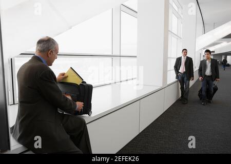 Uomini d'affari in una sala d'aeroporto Foto Stock