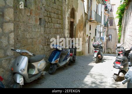 Ciclomotori parcheggiati di fronte agli edifici, Sorrento, Penisola Sorrentina, Provincia di Napoli, Campania, Italia Foto Stock