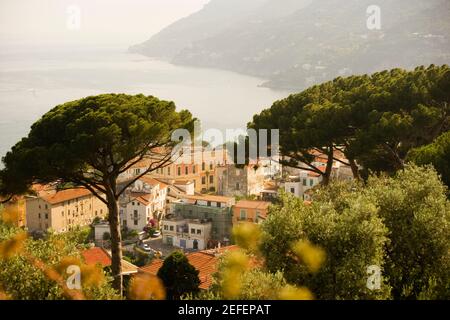 Vista ad alto angolo di una città, Vietri sul Mare, Costiera Amalfitana, Salerno, Campania, Italia Foto Stock