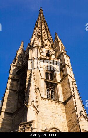 Vista ad angolo basso di una basilica, Basilica di San Michel, quartiere di San Michel, Vieux Bordeaux, Bordeaux, Francia Foto Stock