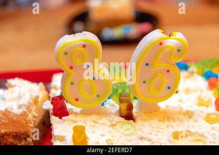 Ottanta candele di compleanno di Sixt in cima alla torta Foto Stock
