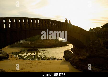 Turisti sul ponte su una spiaggia, Port Des Pecheurs, Biarritz, Francia Foto Stock