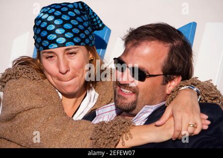 Close-up di una metà adulto giovane che abbraccia ogni altro Foto Stock