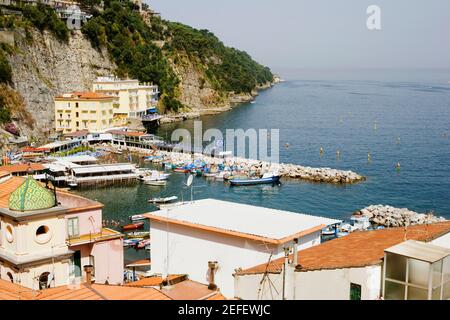 Vista ad angolo di una città, Chiesa di Sant'Anna, Marina Grande, Capri, Sorrento, Penisola Sorrentina, Provincia di Napoli, Campania, Italia Foto Stock