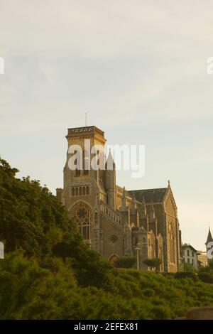 Vista ad angolo basso di una cattedrale, Eglise Sainte Eugenie, Biarritz, Francia Foto Stock