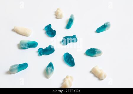 Caramelle gommosi blu e bianche su sfondo bianco Foto Stock
