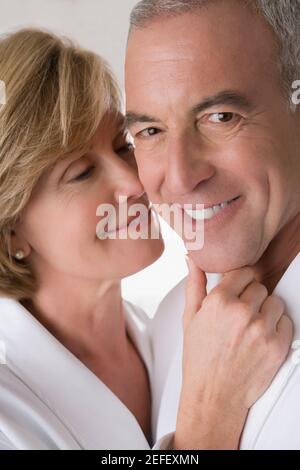 Primo piano di una donna matura che romanica con un uomo anziano e sorridendo Foto Stock