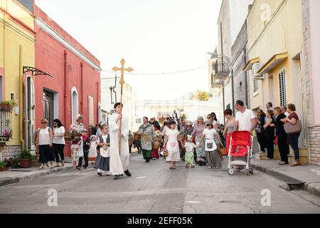 AVETRANA, ITALIA - 13 GIUGNO 2019. La processione religiosa cammina per le strade in onore delle celebrazioni di Sant'Antonio da Padova. Foto Stock