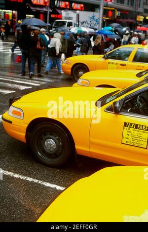 Taxi giallo in attesa al passaggio zebra Foto Stock