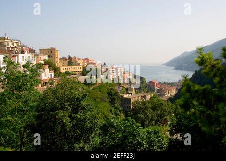 Vista ad alto angolo di una città, Vietri sul Mare, Costiera Amalfitana, Salerno, Campania, Italia Foto Stock