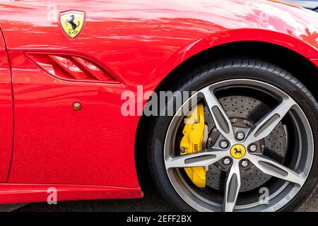 Pneumatico anteriore e logo Prancing Horse su una Ferrari rossa in mostra al 'Cars on Fifth' - Napoli, Florida, USA Foto Stock