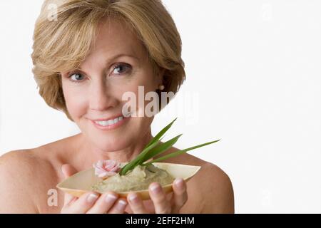 Ritratto di una donna matura che tiene una ciotola di viso confezione Foto Stock