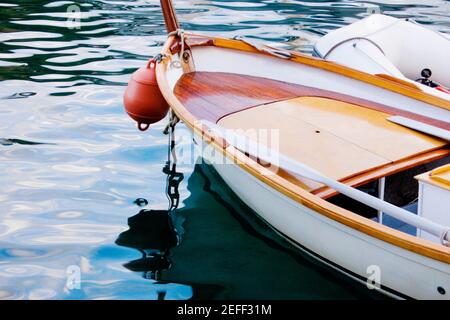 Barca ormeggiata in mare, Riviera Italiana, Portofino, Genova, Liguria, Italia Foto Stock