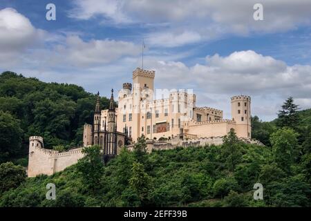 Castello medievale arroccato sulla collina che domina il fiume Reno in Germania Foto Stock