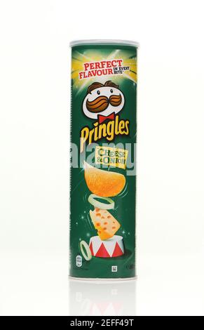 Pringles tubo di formaggio e cipolle croccanti su sfondo bianco con un riflesso Foto Stock