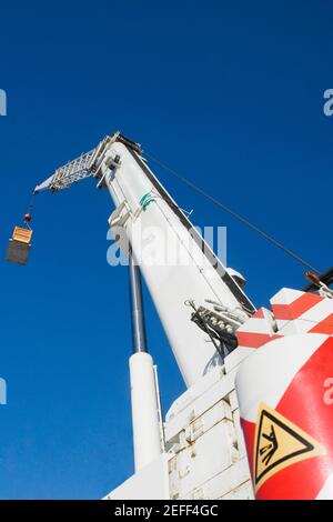 Basso angolo vista di una gru Foto Stock