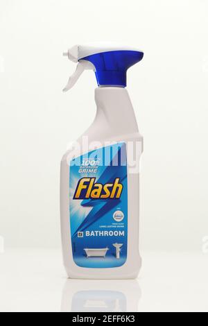 Bagno Flash pulitore spray fotografato su uno sfondo bianco con riflessione. Foto Stock