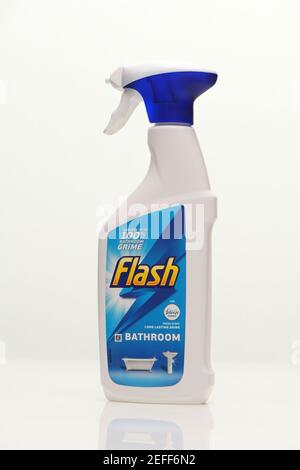 Bagno Flash pulitore spray fotografato su uno sfondo bianco con riflessione. Foto Stock