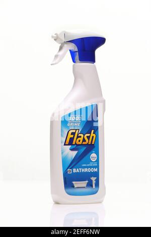 Bagno Flash pulitore spray fotografato su uno sfondo bianco con riflessione. Foto Stock