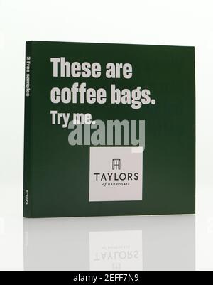 Taylors Coffee bag direct mail campagna gratis campioni di marketing promozione girato su sfondo bianco con riflessione. Foto Stock