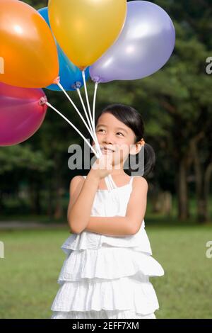 Ragazza con palloncini e sorridente Foto Stock