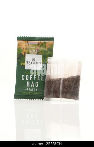 Taylors Coffee bag direct mail campagna gratis campioni di marketing promozione girato su sfondo bianco con riflessione. Foto Stock