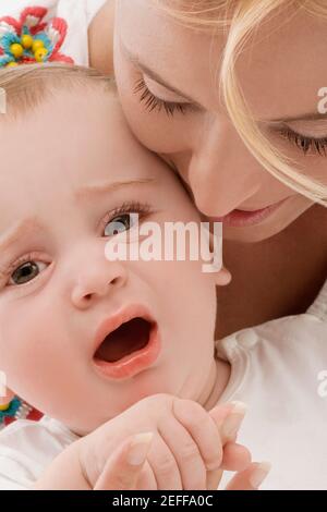 Primo piano di una donna mid adulta con suo figlio Foto Stock