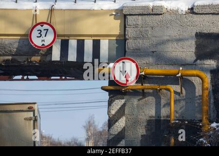 segnaletica stradale sotto il ponte ferroviario sulla strada - resa e altezza massima di 3 metri. Foto Stock