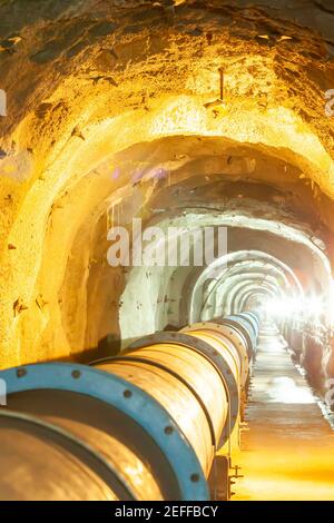 Tunnel di trasferimento dell'acqua con grande tubo in acciaio, tunnel di trasferimento dell'acqua attraverso una catena montuosa in Thailandia. Agricoltura, concetti di agricoltura. Foto Stock