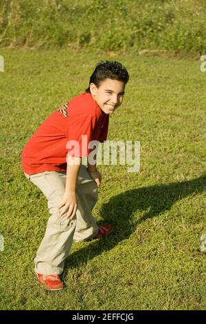 Ritratto di un ragazzo in piedi in giardino Foto Stock