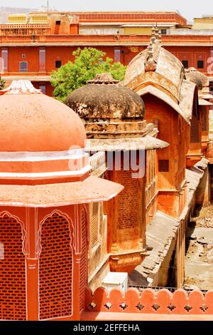Vista in sezione alta delle cupole di un palazzo, Palazzo della Città, Jaipur, Rajasthan, India Foto Stock