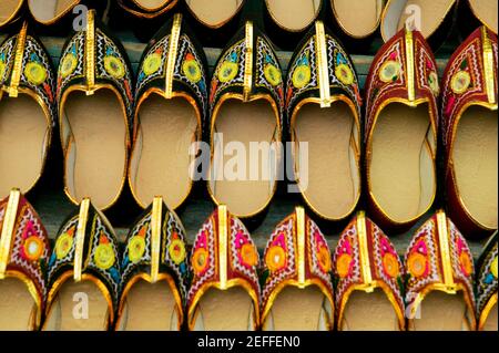 Primo piano di scarpe appese in un negozio in un mercato, Pushkar, Rajasthan, India Foto Stock
