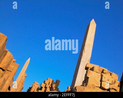 Vista ad angolo basso di un obelisco, templi di Karnak, Luxor, Egitto Foto Stock