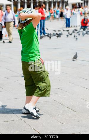 Profilo laterale di una donna che cammina, Venezia, Veneto, Italia Foto Stock