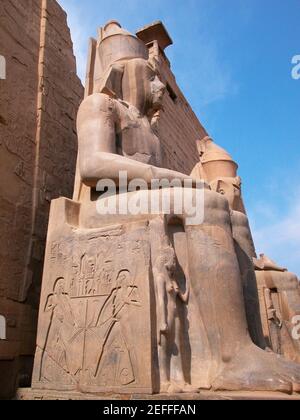 Vista ad angolo basso di una statua, templi di Karnak, Luxor, Egitto Foto Stock