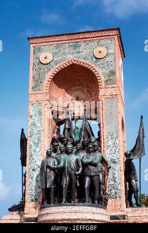 Istanbul, Turchia. Taksim Meydani, o Piazza Taksim. Monumento della Repubblica che mostra Ataturk e padri fondatori della Repubblica turca. Un lavoro da Foto Stock