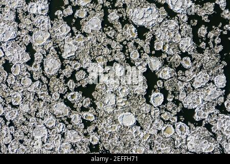 Ghiaccio galleggia sul fiume vista aerea Foto Stock