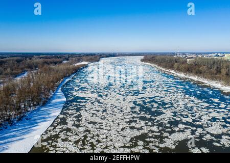 Ghiaccio galleggia sul fiume vista aerea Foto Stock