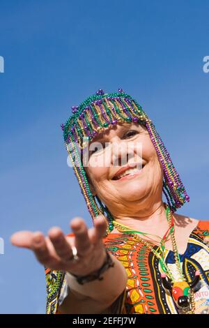 Ritratto di una donna anziana che indossa un headaddress bordato e. sorridente Foto Stock