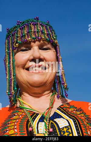 Ritratto di una donna anziana che indossa un headaddress bordato e. sorridente Foto Stock