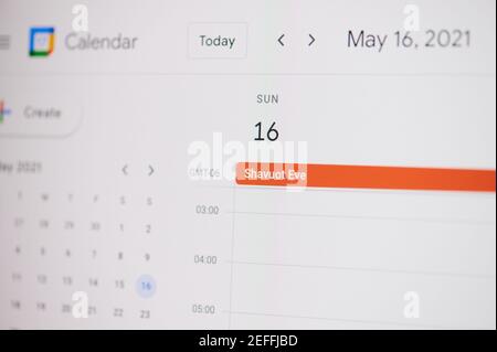 New york, USA - 17 febbraio 2021: Shavuot Eve 16 di maggio su google calendario su schermo del portatile vista ravvicinata. Foto Stock