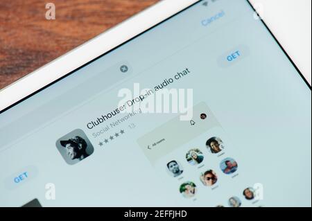 New york, USA - 17 febbraio 2021: App di social network Clubhouse sullo schermo dello smartphone vista ravvicinata. Foto Stock