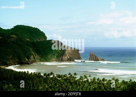 Vista ad alto angolo di una dolce rottura surf su una riva, Santa Lucia, Caraibi Foto Stock