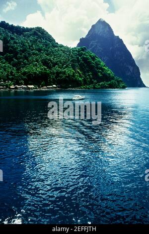 Vista ad angolo basso di una montagna vulcanica dal mare, Santa Lucia Foto Stock