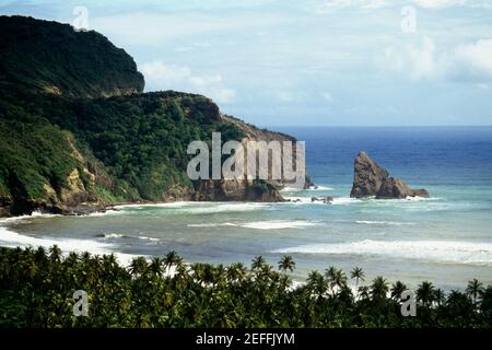 Vista ad alto angolo di una dolce rottura surf su una riva, Santa Lucia, Caraibi Foto Stock