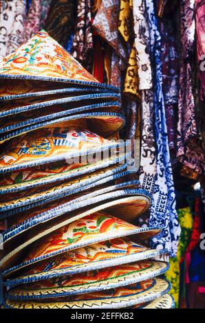 Primo piano di una pila di cappelli conici in stile asiatico in un negozio, Bali, Indonesia Foto Stock
