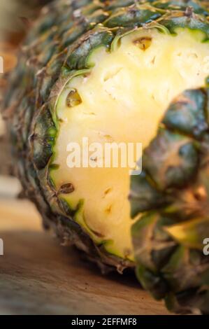 Chiudere un ananas con la parte superiore tagliata Foto Stock